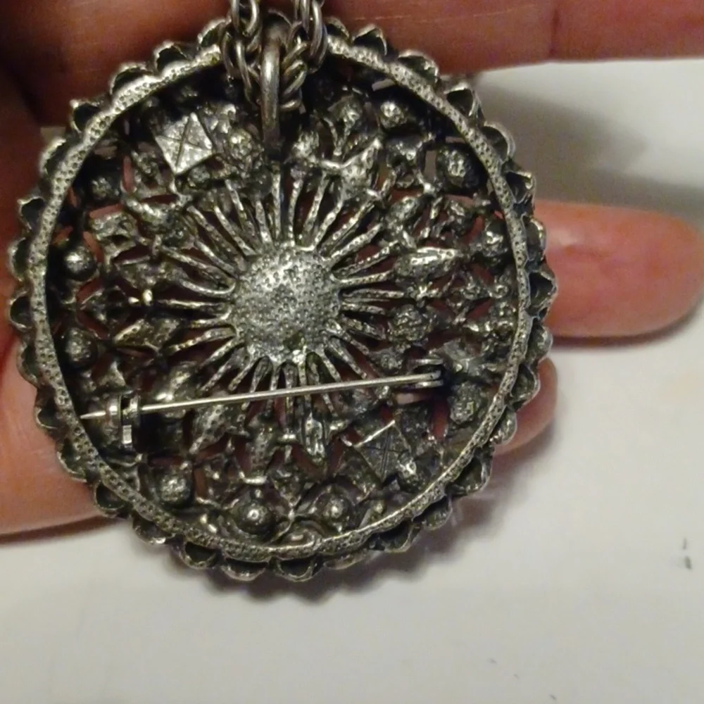 GREEN RHINESTONES PENDANT WITH SILVERTONE ROPE NECKLACE, HALLMARK X, LIKE NEW - Picture 3 of 3